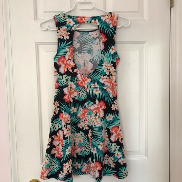 ✨ 3 for $25✨ VS PINK Hawaiian floral dress - Picture 2 of 2